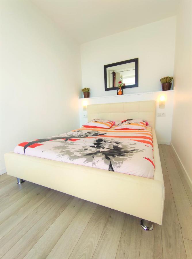 6 Appartements Et 4 Adresses A Mi-Chemin Entre Le Vieux Port Et L Ile De Re 拉罗歇尔 外观 照片