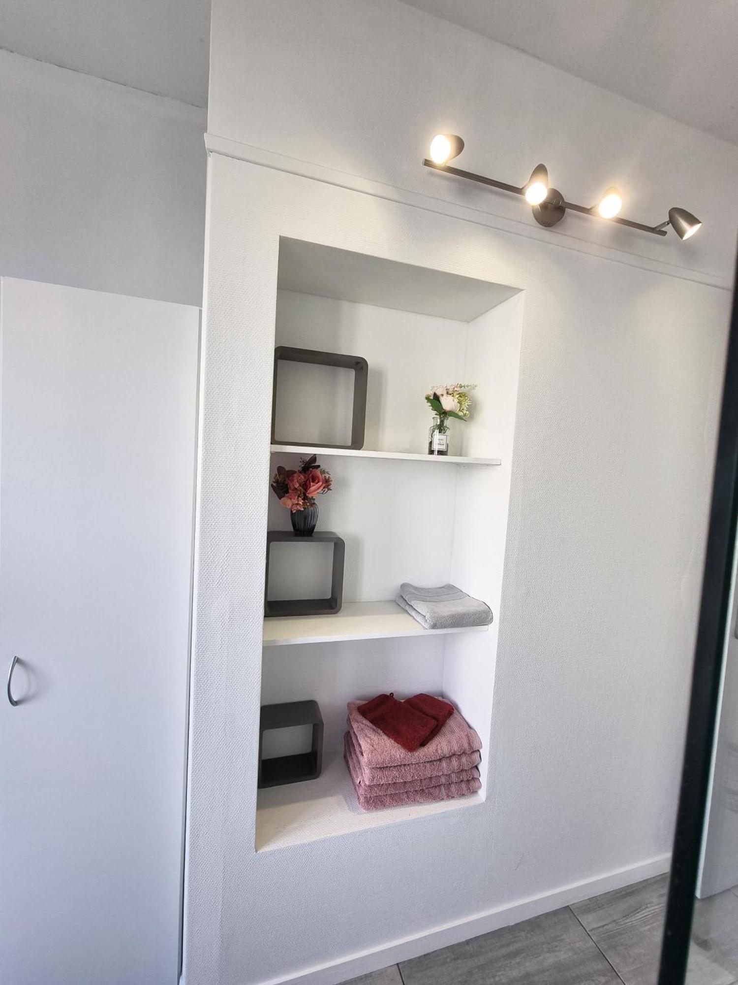 6 Appartements Et 4 Adresses A Mi-Chemin Entre Le Vieux Port Et L Ile De Re 拉罗歇尔 外观 照片
